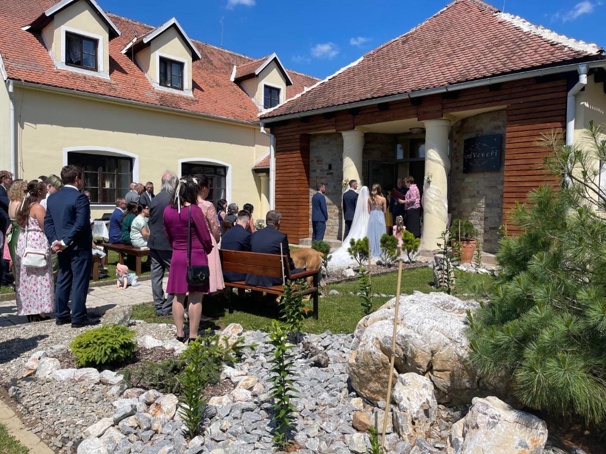 Hotel Veveří Veverska Bityska Buitenkant foto